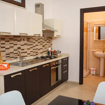 Economy With Free Parking, Unfdergound, 400 Meters From The Historic Center Of Appartamento