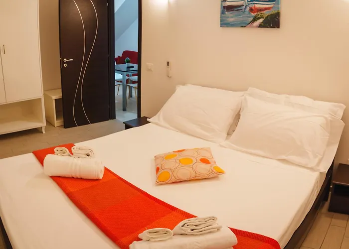 Economy With Free Parking, Unfdergound, 400 Meters From The Historic Center Of